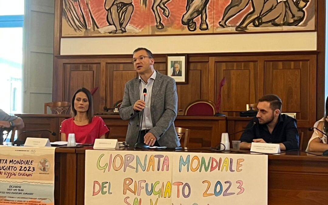 La partecipazione del presidente regionale di AlS MCL Sicilia, Paolo Ragusa, alla giornata mondiale del rifugiato organizzata dal comune di Vizzini, titolare di uno dei progetti SAI con un numero di ospiti tra i più importanti d’italia. Presentata la piattaforma di machting Migrants.work dedicata al lavoro straniero e il vocabolario “In Tasca” (sussidiario del lavoro straniero)